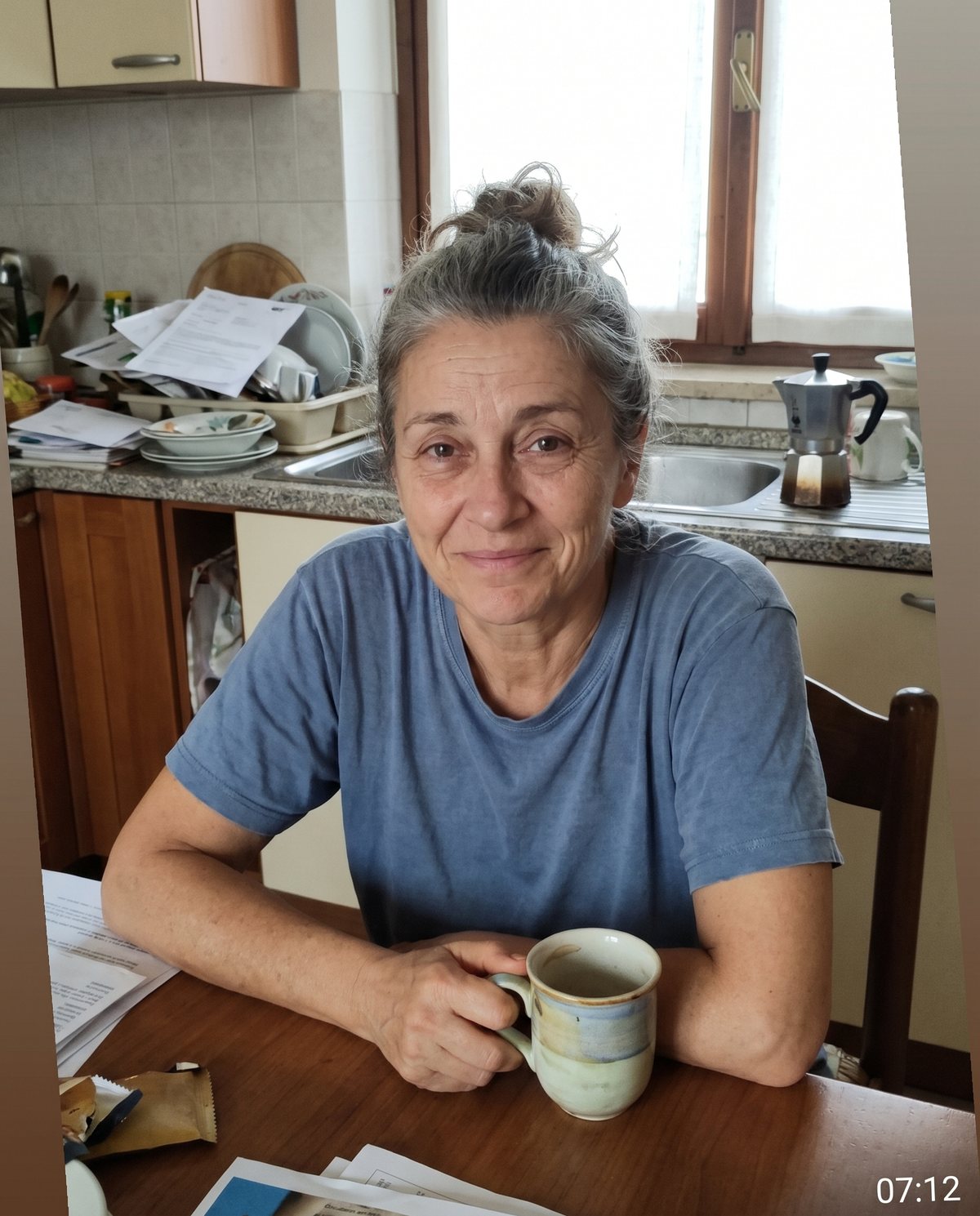 Donna a colazione in cucina, foto scattata a casa